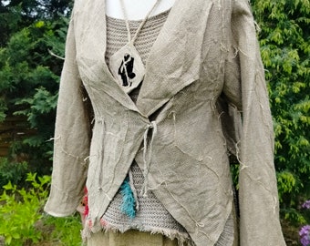 Peut inclure: Une veste en lin beige avec un ourlet effiloché et une ceinture à la taille. La veste a un design unique avec un aspect superposé et un collier pendentif en silhouette noire.