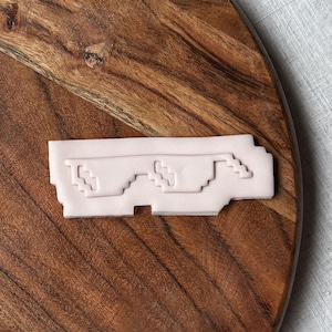 Gamer Ausstechform & Stempel Set | Videospiel-Ausstecher | Gaming-Party-Kekse | Pixel Sonnenbrillen Meme