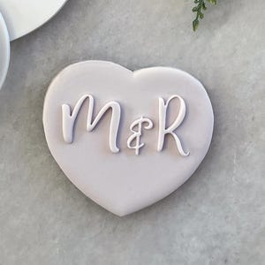 Anpassade bröllopsinitialer Kakform och fondantstämpel • Personlig förlovningsprägling