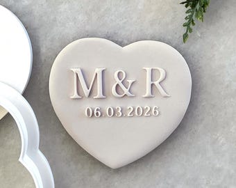 Cortador de galletas y sello de fondant personalizados para bodas • Sello en relieve personalizado para compromiso • Nombre, iniciales, fecha