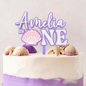Topo de bolo de 1º aniversário de sereia • Topo de bolo com nome de concha personalizado para meninas • Decoração de festa submarina • Topo de bolo One-der the Sea