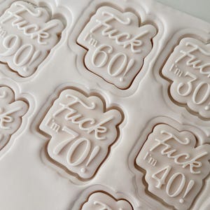 30e verjaardag koekjesvormer en fondantstempel • F*ck I'm 30 • Cijferkoekjesembosser • Grappig feestgebak afbeelding 4