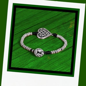 Pulsera de corazón de nudo celta de plata antigua, pulsera de cuentas de cuerda de cera, nudo celta de corazón irlandés, pulsera de cuentas, día de San Patricio,