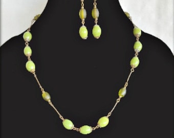 Czech Green Glass Art Deco Design, Long Brass Color Wire Curve Necklace, Beaded Necklace, Vintage Style Necklace, Green Beaded Necklace
