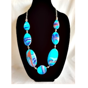 Collier Aqua abstrait peint à la main, collier de perles de bois de formes aléatoires, collier de perles en bois peint à la main, collier de perles Boho,