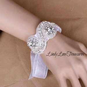Atemberaubende weiße Kristall Applikation Armband, Braut Manschette, Hochzeit Armband, Kristall Braut Armband, faux Kristall Armreif, Handgelenk Corsage, Armband