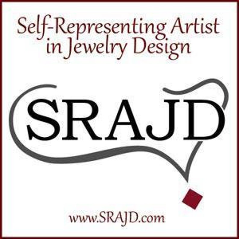 Op de afbeelding: Logo voor een juwelendesignbedrijf genaamd "SRAJD", wat staat voor "Self-Representing Artist in Jewelry Design". Het logo is een gestileerd woordmerk in zwart met een grijze omtrek en een rood vierkant aan de onderkant.