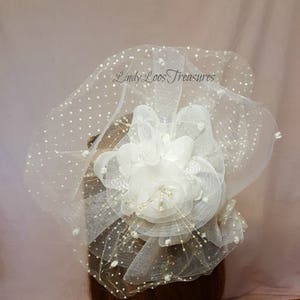 Op de afbeelding: Witte tule haar kam met een grote witte bloem en kleine witte stippen. De kam is gelabeld "Lindy Loos Treasures".