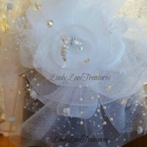 Op de afbeelding: Witte tule bloem haarspeld met parel en kristal versieringen. De haarspeld is versierd met kleine witte parels en iriserende kristallen. De tekst "Lindy Loos Treasures" is zichtbaar op de speld.