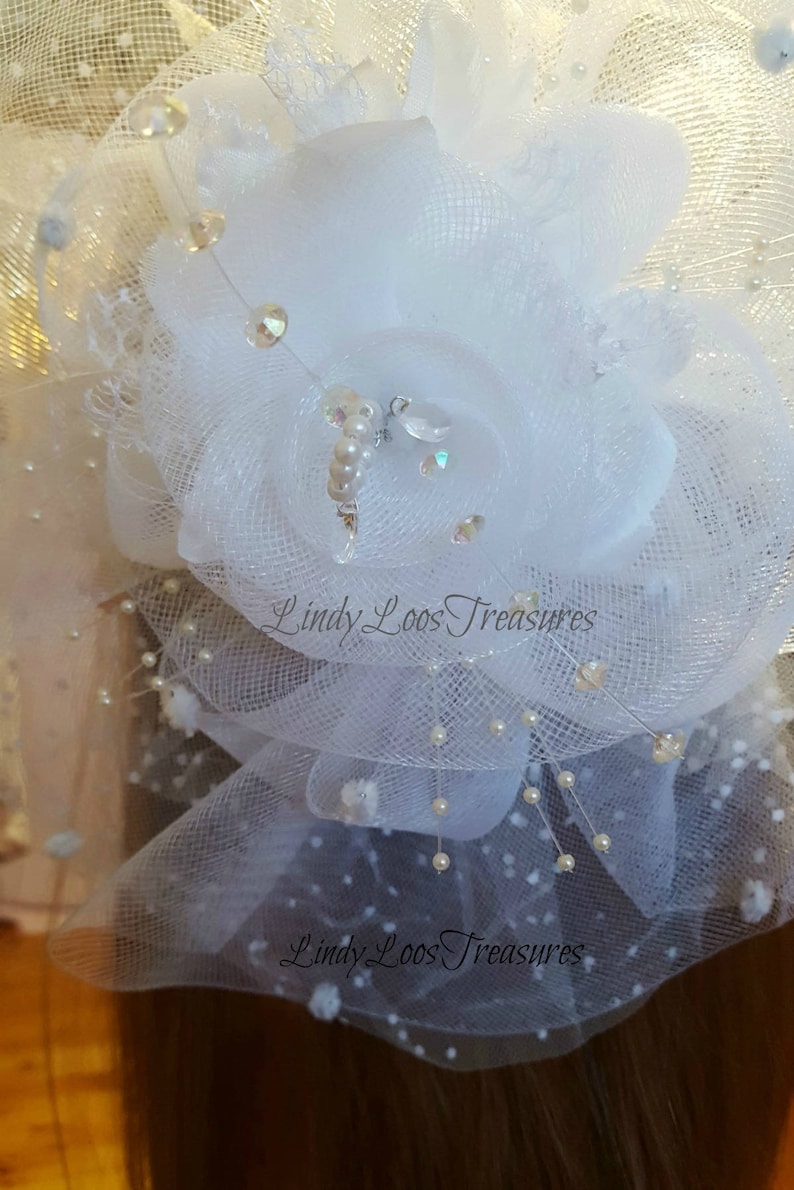 Op de afbeelding: Witte tule bloem haarspeld met parel en kristal versieringen. De haarspeld is versierd met kleine witte parels en iriserende kristallen. De tekst "Lindy Loos Treasures" is zichtbaar op de speld.