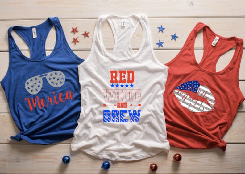 Pu&ograve; includere: Tre canottiere con disegni patriottici rosso, bianco e blu. La canottiera blu ha un paio di occhiali da sole con stelle e il testo "Merica". La canottiera bianca ha il testo "Red White and Brew" con stelle e frecce. La canottiera rossa ha una labbra rosse con stelle e strisce.