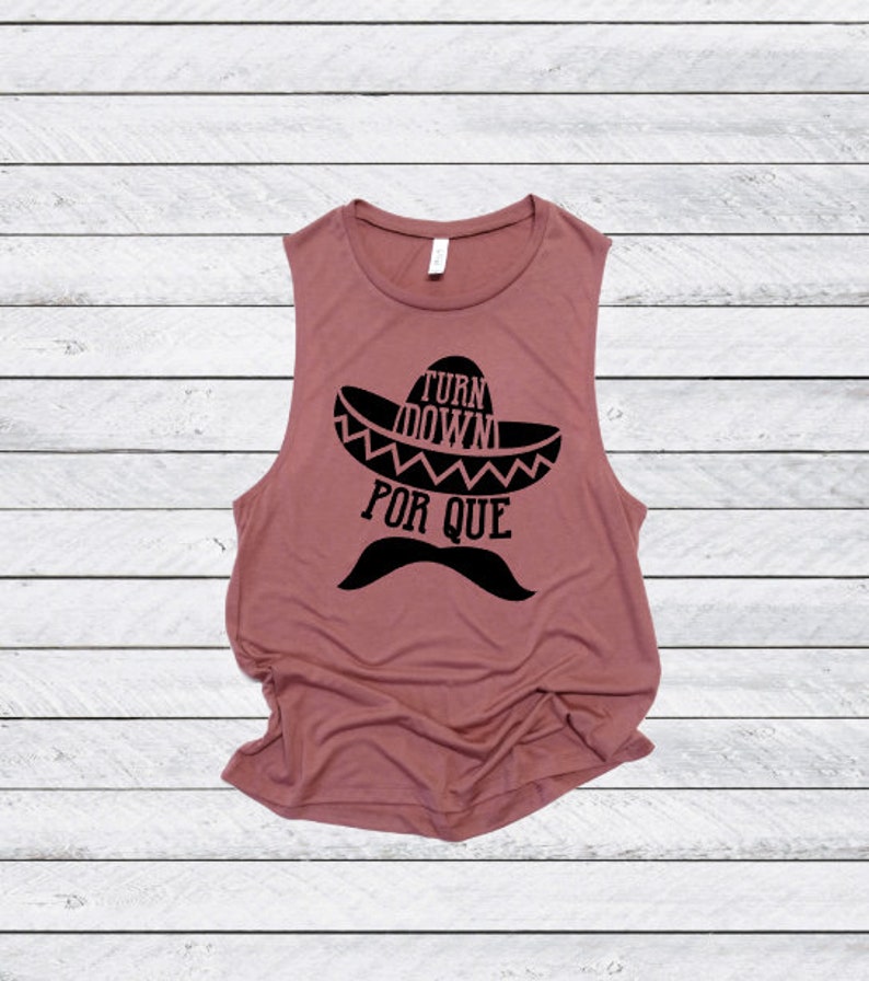 Op de afbeelding: Een mauve tanktop zonder mouwen met een zwarte afbeelding van een sombrero en de tekst "Turn Down Por Que" en een snor.