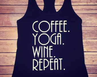 Puede incluir: Camiseta de tirantes negra con texto blanco que dice "Coffee. Yoga. Wine. Repeat."