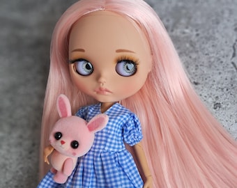 Muñeca Blythe BL-04, cabello rosa, cara mate. Incluye vestido, zapatos y soporte.