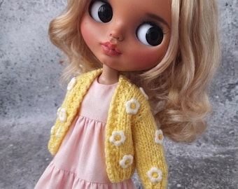 Gelbe Gänseblümchen-Strickjacke in Übergröße für Blythe-Puppen, süßer gelber Pullover mit Gänseblümchen, Blumenstrickjacke, Kleidung ob24 ob22 Azone