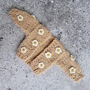 SAND DAISY cozy oversized knitted cardigan for Blythe doll, cute cream sweater with daisies, flower cardigan, clothes ob24 ob22 Azone Blyth