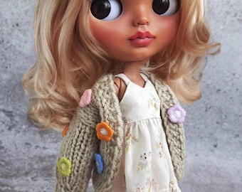 Beige Gänseblümchen-Cardigan in Übergröße für Blythe-Puppen, süßer cremefarbener Pullover mit Gänseblümchenmuster, Blumen-Cardigan, Kleidung ob24 ob22 Azone Blyth