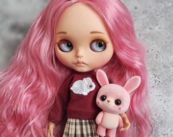 BL-19 - Muñeca Blythe con cabello rosa ondulado y rostro mate - Incluye vestido, zapatos y soporte.