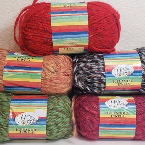 1 gomitolo (28 disponibili in 4 colori) Yarn Bee Icelandic Jewels, 3,5 oz/100 g, 129 yds/118,5 m, Bulky 5, 79/16/5 Miscela di acrilico/nylon/poliestere