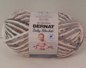Puede incluir: Una madeja de hilo Bernat Baby Blanket de color rosa, gris y blanco. El hilo es 100% poliéster y pesa 300 gramos (10,5 onzas).