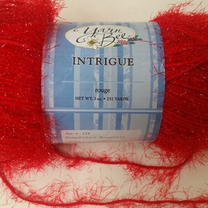 Intrigue Yarn Bee, 85 g, 251 år, Medium 4 - Glittrar Rouge-Red