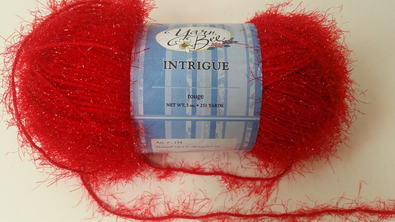 Intrigue Yarn Bee, 85 g, 251 år, Medium 4 - Glittrar Rouge-Red