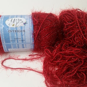 Intrigue Yarn Bee, 85 g, 251 år, Medium 4 - Glittrar True Love-Dark Red