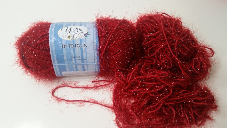 Intrigue Yarn Bee, 85 g, 251 år, Medium 4 - Glittrar True Love-Dark Red