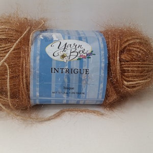 Intrigue Yarn Bee, 85 g, 251 år, Medium 4 - Glittrar ***Bisque-2.3oz Tan
