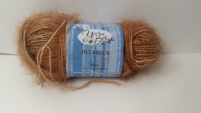 Intrigue Yarn Bee, 85 g, 251 år, Medium 4 - Glittrar ***Bisque-2.3oz Tan