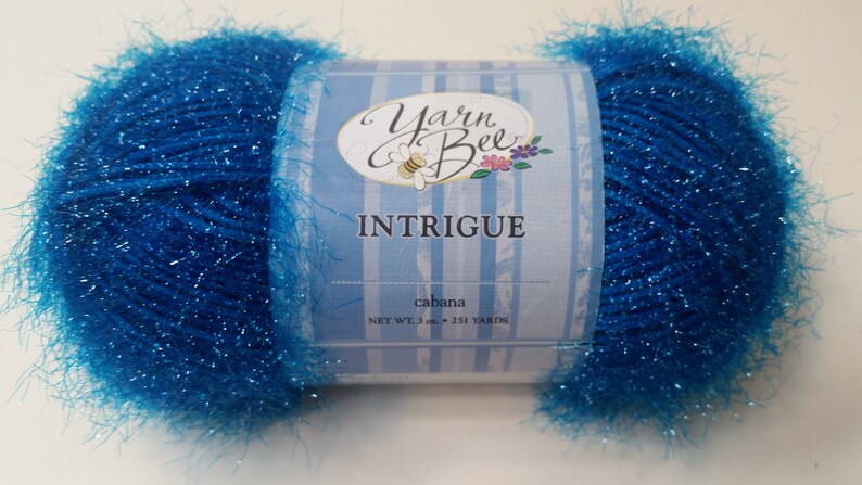 Intrigue Yarn Bee, 85 g, 251 år, Medium 4 - Glittrar Cabana-Blue