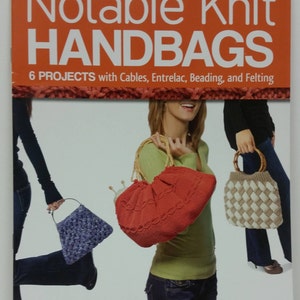 Könnte beinhalten: Buchcover mit dem Titel „Notable Knit Handbags“ mit weißem Text auf orangefarbenem Hintergrund. Abgebildet sind drei gestrickte Handtaschen in Rot, Blau und Beige. Das Buch verspricht 6 Projekte mit Zopfmustern, Entrelac, Perlen und Filzen.