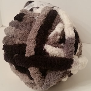 1 Skein (16 Skeins Available) Bernat Blanket Big Yarn (Limestone) 10.5oz/300g, 32yds/29m, Jumbo 7