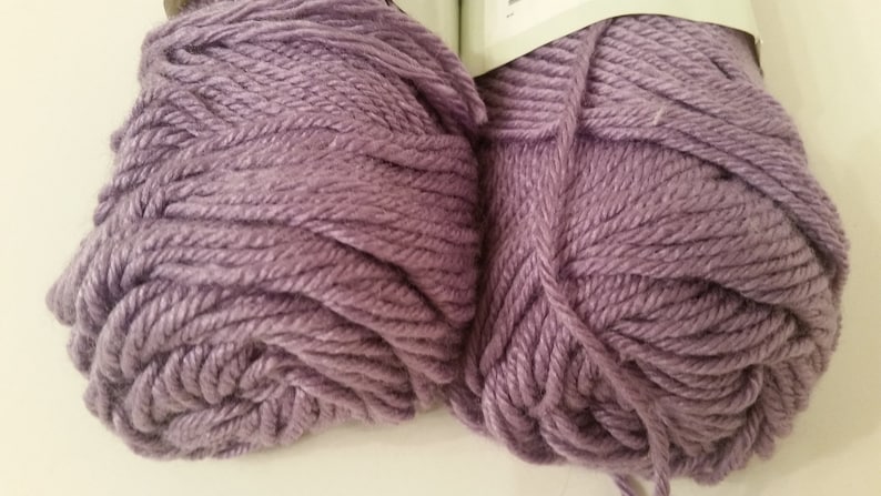 Puede incluir: Dos ovillos de hilo de color lavanda.