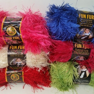 Prijs: 1 bol (272 strengen in totaal verkrijgbaar van 4 kleuren) Lion Brand Fun Fur Yarn, 1,75 oz/50 g, 64yds/58 m, volumineus 5, machinewas/droog