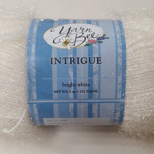 Intrigue Yarn Bee, 85 g, 251 år, Medium 4 - Glittrar Bright White