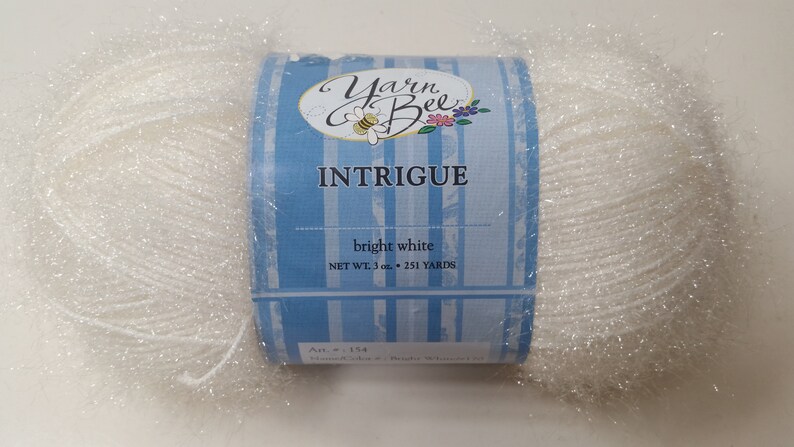 Intrigue Yarn Bee, 85 g, 251 år, Medium 4 - Glittrar Bright White