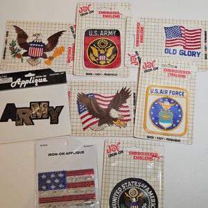 Puede incluir: Colección de emblemas bordados para planchar con diseños patrióticos. Incluye parches con el Ejército de EE. UU., la Fuerza Aérea de EE. UU., la bandera estadounidense y el Gran Sello de los Estados Unidos. También incluye una aplicación con la palabra "ARMY".