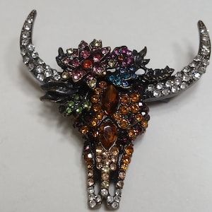 Spilla/Spilla a forma di teschio di toro, gemme di strass scintillanti; spilla a forma di corno di bue