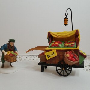 Dickens Village Dept 56 Chelsea Market Fruit Monger & Cart # 58130, jaren 90 gepensioneerd, 4,5 inch hoog; Geen terugkeer