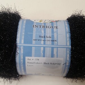 Intrigue Yarn Bee, 85 g, 251 år, Medium 4 - Glittrar Black Hole