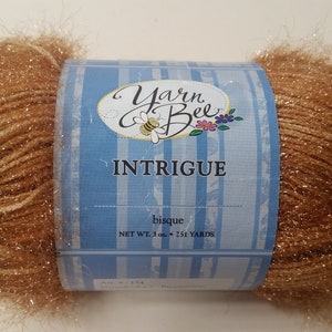 Intrigue Yarn Bee, 85 g, 251 år, Medium 4 - Glittrar Bisque-3oz Tan