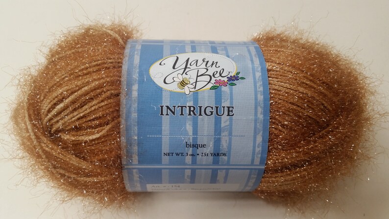 Intrigue Yarn Bee, 85 g, 251 år, Medium 4 - Glittrar Bisque-3oz Tan