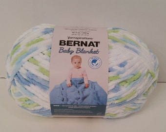 Puede incluir: Una madeja de hilo Bernat Baby Blanket en una combinación de colores azul, verde y blanco. El hilo pesa 10,5 oz / 300 g y está hecho de 100% poliéster. La etiqueta incluye un patrón gratuito para una manta para bebé.