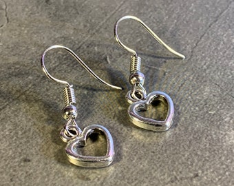 Boucles d'oreilles Heart Dangle pour la Saint-Valentin (fr) Boucles d'oreilles pour le cœur minimaliste (fr) Bijoux pour elle Cadeau de petite amie Boucles d'oreilles de mariage (fr) Anniversaire