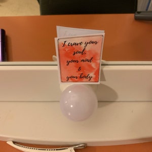 Peut inclure: Une carte blanche avec un fond aquarelle rose et du texte noir qui dit "J'aspire &agrave; ton &acirc;me, &agrave; ton esprit et &agrave; ton corps".