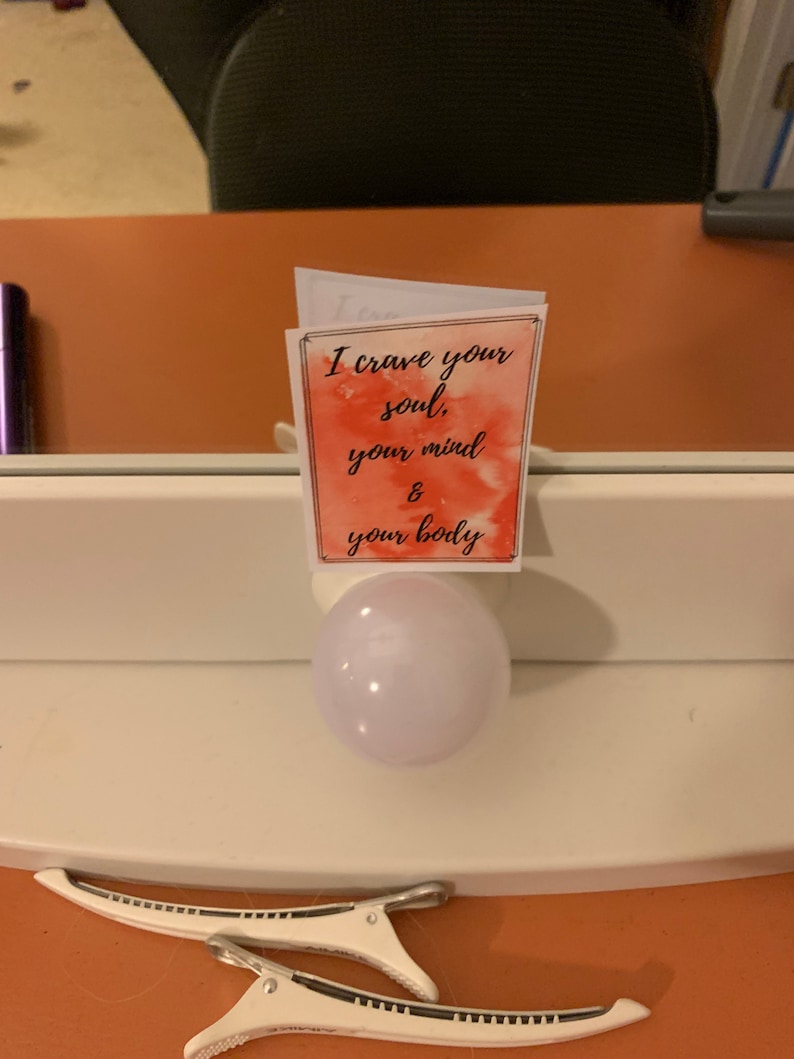 Peut inclure: Une carte blanche avec un fond aquarelle rose et du texte noir qui dit "J'aspire &agrave; ton &acirc;me, &agrave; ton esprit et &agrave; ton corps".