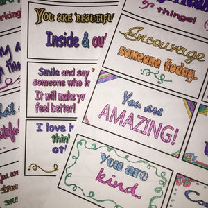 Op de afbeelding: Een set printbare affirmatiekaarten met kleurrijke randen en glitteraccenten. De kaarten bevatten positieve boodschappen zoals "Je bent van binnen en van buiten mooi", "Je bent in staat tot geweldige dingen" en "Je bent geweldig".