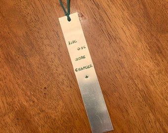 Marcador carimbado à mão | Só mais um capítulo | Marcador de metal | Presente para amante de livros | Presente do professor | Idéia de presente de livro |