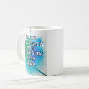 Taza de té o café divertido Mi vida es mucho más interesante en mi cabeza. Taza de café de 11 oz imagen 2